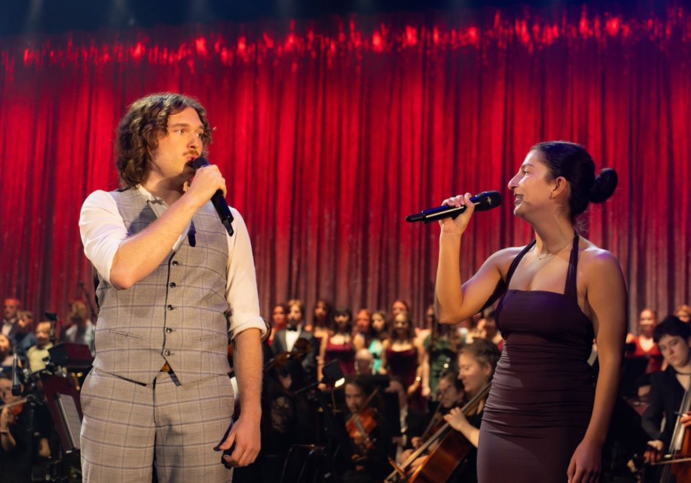Two singers in Theatrical Symphony performing a duet